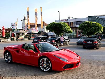 flüchtige wegmarke als ausdruck nobler distantz zum rest der leute durch demonstratives verbrennen von geld (ferrari 488 spider)