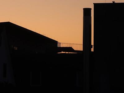 ich schau zum fenster raus. die straßenbeleuchtung wird abgeschaltet. man nimmt es fast persönlich.