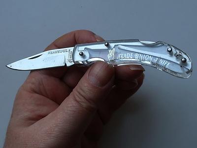 laut aufschrift ein „gewerkschafts-messer“ (trade union knife), auf dessen klinge „beautiful“ steht.