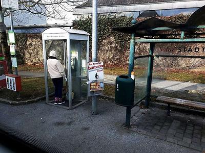 Blick aus dem Autobus: Telefonzellen werden also noch gebraucht.