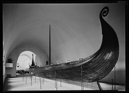 Zur Überwindung von Langstrecken quer durch Europa: das Oseberg-Schiff, Inbegriff dessen, was man sich unter einem Wikingerschiff vorstellt. (Foto: Nationalbibliothek Oslo, PD)