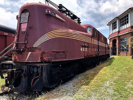 Streamliner auf Schienen: Pennsylvania Railroad GG1 4913. Die Stromlinie wurde sehr schnell zum kulturellen Code, der alle Arten Fahrzeuge, Gebrauchsgegenstände, sogar Bauten prägte. (Foto: TrainAccount34515, CC0 1.0)
