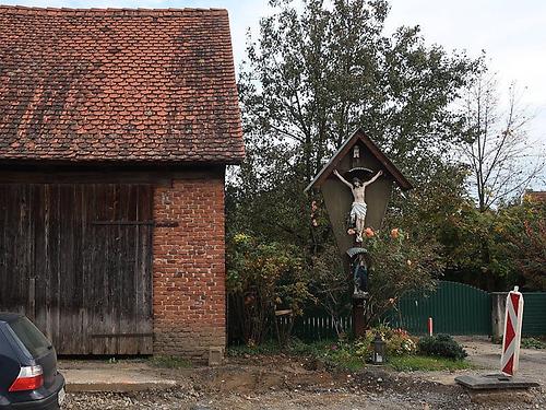 Das Kastenkreuz am Rennfeld erinnert an die Niederschlagung eines Teils eines Bauernheeres, das sich in einer Hungerrevolte erhoben hatte.