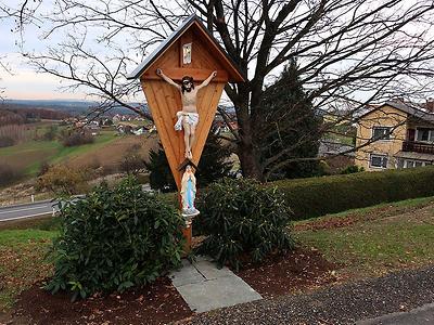 HOF021: Kastenkreuz beim Gemeindezentrum (Wetzawinkel)