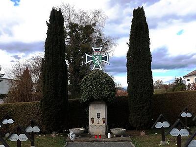 Soldatenfriedhof, Mahnmal, Begleitbäume.