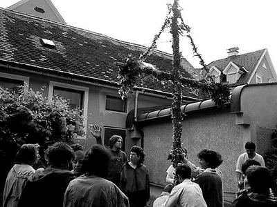 ...konnte am hang unter dem gebäude ein kleiner garten genutzt werden. dort wurde eines tages im juni getanzt.