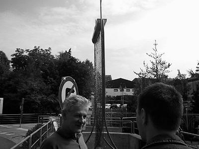 2001: an einem berührungspunkt von ludwig binder-straße und weizerstraße gab es über dem gleisbach einst ein wasserspiel, das nicht mehr existiert. ich hab es auf einem foto wiederentdeckt, das künstler hartmut skerbisch (†) zeigt.