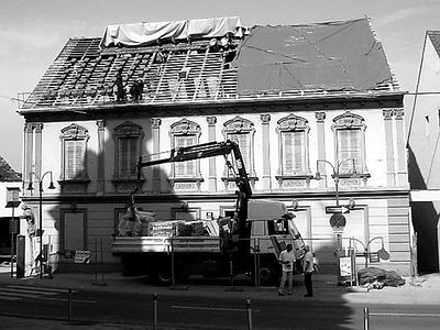 ein neues dach kam 2005 rauf, die roleaus blieben bis heute unten. ich höre: die bisher vorgeschlagenen projekte wurden vor allem aus gründen der ortsbild-sicherung abgelehnt. und manche träumen immer noch, daß die gastwirtschaft wiederbelebt werden könnte.