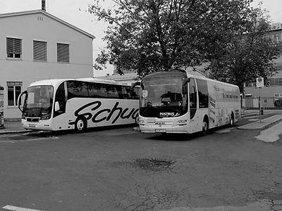 anno 2016: der gleisdorfer bus-terminal im alten zustand, mit wenig wetterschutz für wartende. (aber da konnte der winterdienst zackig durchfahren.)