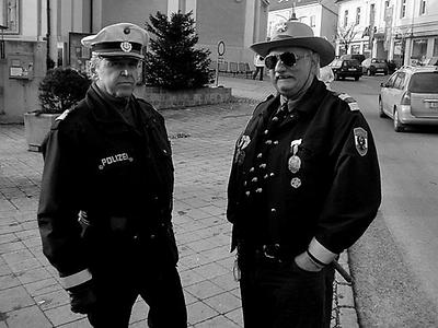 amtsanmaßung? eigentlich nicht. albin dimnik (hier rechts beim fasching des jahres 2006) war auch von beruf polizist. der versierte schrauber hat uns heuer verlassen. er war eine prägende persönlichkeit der regionalen schrauber-szene. man konnte ihn hauptsächlich in seinem alten britischen wolsley roadster und in seinem eigenwillig lackierten puch-schammerl sehn.