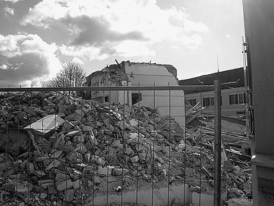 2006: das haus dominikus auf dem klosterareal, die letzten stunden. (Bürgermeisters Chriostoph Stark: „Dominikushaus – Sperre: Was allen Stadträten schon lange bekannt ist, wurde offiziell besprochen. Auch das Gutachten wurde im Stadtrat beraten.“