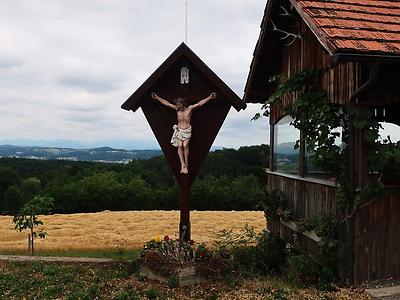 GLD059: Das schöne Kastenkreuz in Labuch hat meine Aufmerksamkeit nicht lange gebunden, weil…