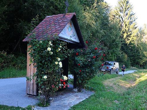 Hölzerner Kapellenbildstock an der Bundesstraße nach Pischelsdorf. ( Auf der Karte ) ( Das Objekt )