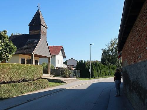 Dorfkapelle mit Glocke. ( Auf der Karte ) ( Im Album )