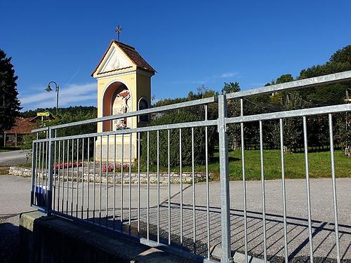 Dorfkreuz: Breitpfeiler im Postelgraben. ( Auf der Karte ) ( Im Album )