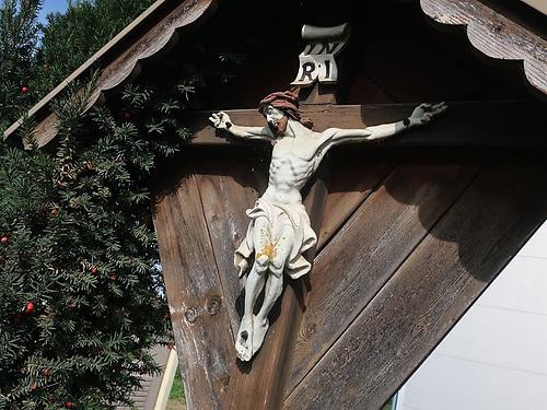 Feldkreuz mit Begleitbäumen beim Altstoffsammelzentrum. ( Auf der Karte ) ( Im Album )