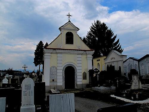 Nahe einem markanten Hochkreuz.