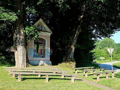 Breitpfeiler am Wetzawinkelweg (rechts vom Tennisplatz). ( Auf der Karte )