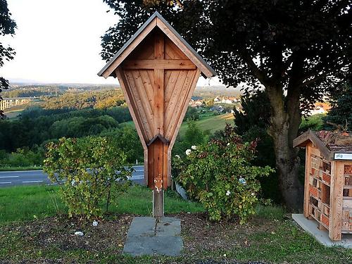 Warteposition: Das stattliche Kastenkreuz beim Wpnschendorfer Ge,eindezentrum in Weztzawinkel werden wir erneut aufsuchen, denn Jesus und Maria sind derzeit anderweitig beschäftigt. ( Auf der Karte ) ( Das Objekt ) ( Im Album ) Das Objekt ist inzwischen wieder vollständig.