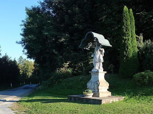 Figurenbildstock am Fuße von Schloß Freiberg. ( Auf der Karte )