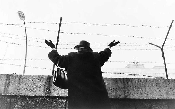 Winken ueber die Berliner Mauer