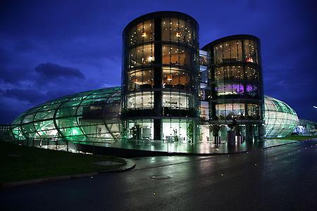 Aussenansicht_red_bull_hangar-7_nacht