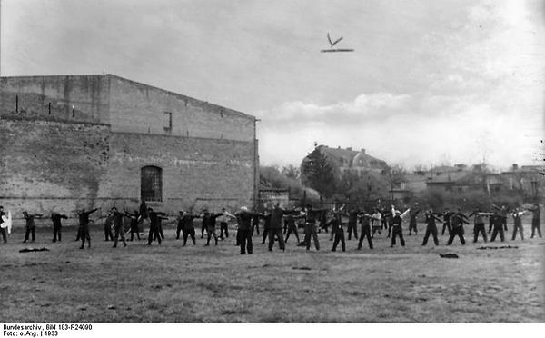 Bundesarchiv_Bild_183-R24090,_Oranienburg,_Konzentrationslager.jpg