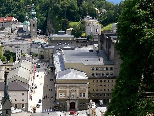 Salzburg_Festspielhauskomplex_vom_Mönchsberg.jpg