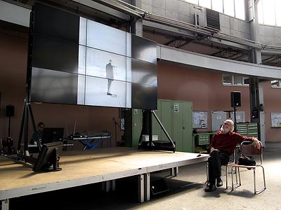 Kunstkritiker Walter Titz beim Symposion in der Rundhalle. (Foto: Martin Krusche)