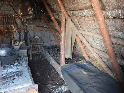 Blick in eine steirische Holzfällerhütte. (Foto: Martin Krusche)