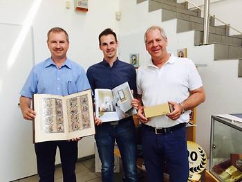 Walter Pietsch mit Harald Lang und dem Geschäftsführer der „Styriaprint“, Roland Schachner mit kostbaren Druckprodukten., Foto: SFG