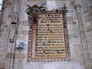 Tafel im Martinsdom mit allen ungarischen Königen