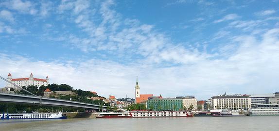 Bratislava mit Burg, Autobahn und Martinsdom