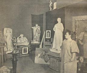 Atelier 1902, im Hintergrund ihr Lucifer