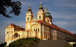 Stift Melk. Auf der Klosterkirche, hinter der Doppelturmfassade die Kuppel - Foto: Walter Hochauer (April 2005), Wikimedia Commons - Gemeinfrei