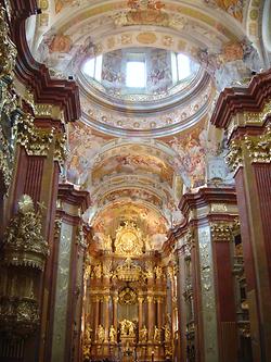 Stift Melk, Klosterkirche. Blick zum Hochaltar. In der Vierung zwischen Langhaus und Querhaus das Kuppeltambour - Foto: © 2005 David Monniaux, Wikimedia Commons - Gemeinfrei