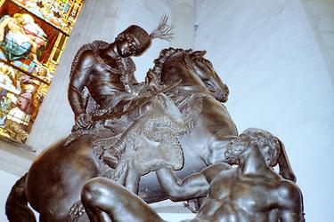 Georg Raphael Donner: Reiterstatue Hl. Martin, um 1735; Katedrála svätého Martina (Kathedrale des Heiligen Martin) / Dóm svätého Martina (Martinsdom) Bratislava, Slowakei (29. Juni 1993 Mittag) - Foto: Ernst Zentner - Der Hl. Martin von Tours trägt eine ungarische Husarenuniform. Mit senem Schwert teilt er den Mantel und reicht diesen den am Boden liegenden Bettler