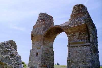 Heidentor von Petronell(-Carnuntum). Zustand Sommer 1995, früher Nachmittag - Foto: Ernst Zentner