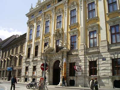 Ehemaliges Daun/Kinsky-Palais auf der Freyung 4. Johann Lucas von Hildebrandt erbaute es 1713-19 für den Feldmarschall Wirich Philipp Lorenz Graf Daun. Eines der eindruckvollsten Palais Wiens aus der Epoche des Hochbarock. Seine Innenausstattung ist kostbar. Die fast 100 Meter tiefe Bauparzelle umfasst zwei Innenhöfe. Mehrmaliger Besitzerwechsel; seit 1777 vorübergehend im Besitz der Fürsten Kinsky. Das Portal mit seinen durchbrochenen Giebel lädt zum Verweilen in dem Palais. Allein schon die Hauptfassade ist ein baukünstlerischer Hingucker. Kein Wunder: Hildebrandt stand im Dienst des Prinzen Eugen (Belvedere) und entwarf sogar den Neubau des Stiftes Göttweig (22. Mai 2008 11:22:20) - Foto: Ernst Zentner