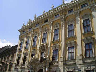 Unglaubliche Fassadengestaltung aus dem 18. Jahrhundert. Pilaster, Balustraden, Zierrat und Figuren. Erinnert an das Untere Belvedere (22. Mai 2008 11:22:26) Foto: Ernst Zentner