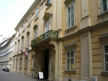 Ehem. Esterházy-Palais, Wallnerstraße 4. Ab 1687 vermutlich von Francesco Martinelli erbaut, 1695 vollendet. Gilt als bedeutendes mehrfach im Rokoko und Klassizismus adaptiertes Palais. Das ist hier nur die Hauptfassade. Auch das Innere des Palais ist sehenswert (15. Juni 2008 12:03:16) - Foto: Ernst Zentner