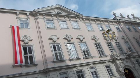 Einstige Böhmische Hofkanzlei, Judenplatz 11, Wien-Innere Stadt (26. Oktober 2017, Österr. Nationalfeiertag - 11:40:46); Frontispitz, Muschelwerk, unten teilweise sichtbar gebänderte Sockelzone - Foto: Ernst Zentner