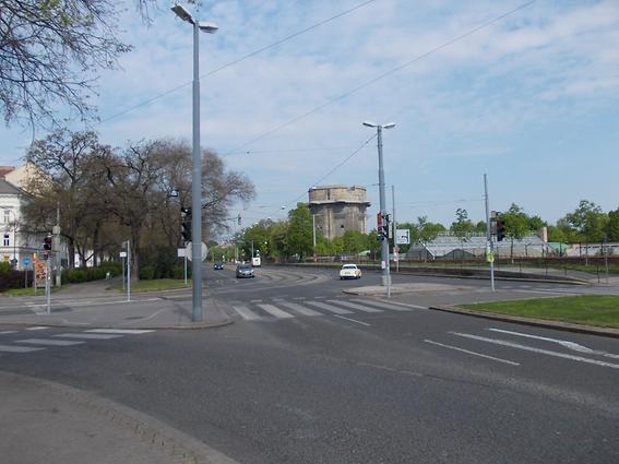 Einer der beiden Bunker im Wiener Augarten. Ein trauriges Relikt aus der NS-Zeit. Eigentlich ist es ein Flakturm (Geschützturm), der vom deutschen Architekten Friedrich Tamms 1942 bis 1944 errichtet wurde. Während der Luftangriffswellen der Alliierten suchten Tausende Menschen darin Schutz und der Bunker war erst recht Angriffsziel