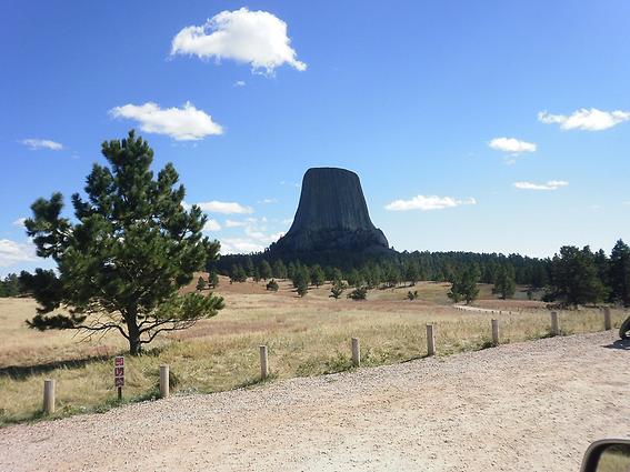 Der 265 Meter hohe Devils Tower National Monument, Heiliger Berg der Ureinwohner Nordamerikas. Dieser aus Lava und Magma geformte Berg ist kleiner als der Wiener Kahlenberg. Und der eine Augartenbunker ist verschwindend klein. Aber die visuelle Wirkung in der Landschaft ist dennoch enorm. Übrigens dieses Naturmonument ist etwa 50 Millionen Jahre alt. Aus einer Epoche, in der es noch nicht einmal Ansätze zum Menschen gab. Der Geschützturm wurde von Menschen errichtet …