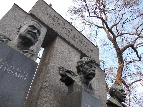 Republik-Denkmal, 1928; Links vom Parlament in Wien