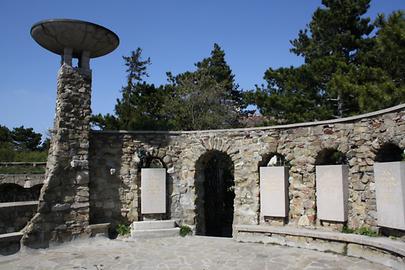 Heimkehrer-Denkmal von Mario Petrucci im Fundament des ehemaligen Wehrturms am Leopoldsberg