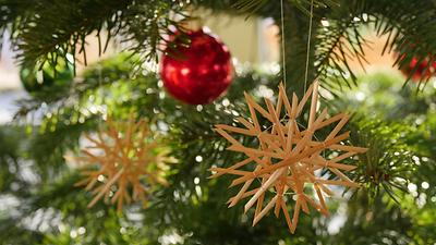 Rote Christbaumkugeln mit Strohsterne - Foto: jakob5200, Pixabay