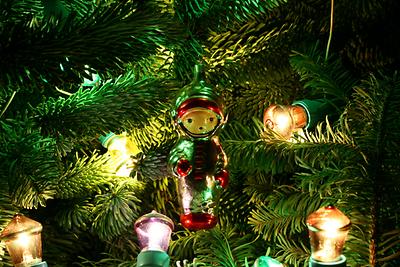 Nostalgisch: Russischer Kosmonaut als Glasschmuck. Christbaumbeleuchtung mit spitze kolbenartige Lämpchen. 1960er Jahre - Foto: Андрей Ю. Вуколов (Andrey Y. Vukolov; 2008), Wikimedia