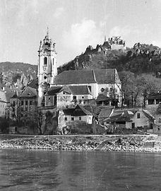 Der Turm wurden in seiner Geschichte oft eingefärbt, dann weiß und seit 1986 blau-weiß