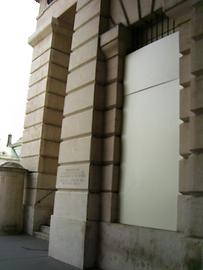 Während der Fußball-EM 2008 wurden die wichtigsten Objekte des Burgtores mittels Spanplatten geschützt (Juni 2008)